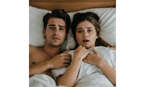 junges paar nach verhuetungspanne gemeinsam im bett unter der decke