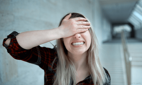 junge frau haelt sich die hand vor die stirn denn sie ja sehr wohl die gynefix benutzen