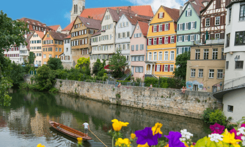 blumen und bunte haeuser in tuebingen