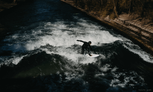surfer auf der eisbachwelle in muenchen