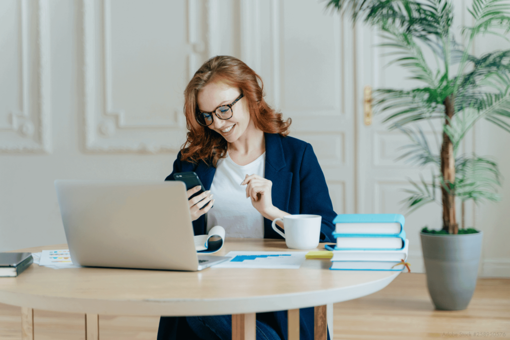 moderne frau im homeoffice symbolisiert die zielgruppe für verhuetung fuer kinderlose frauen zum beispiel mit gynefix