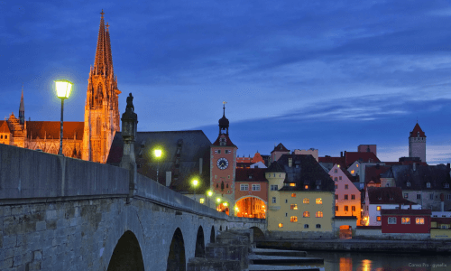 steinbruecke in regensburg bei nacht