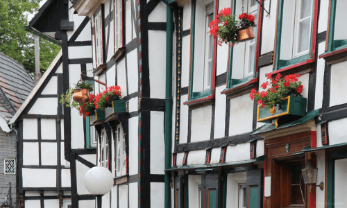 fachwerkhaeuser mit blumen in hattingen