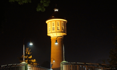 wasserturm in lingen bei nacht