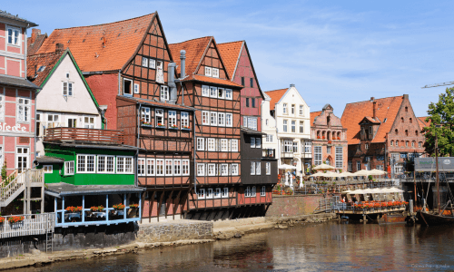 reihenhaeuser am wasser in lueneburg