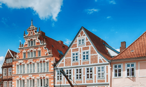 alte haeuser an der promenade in stade