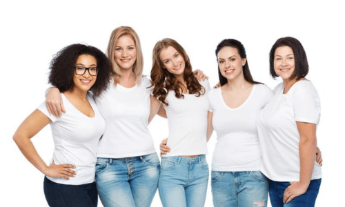 fuenf frauen in weissen tshirts nebeneinander frontal zur kamera